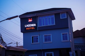 Mặt tiền nơi lưu trú