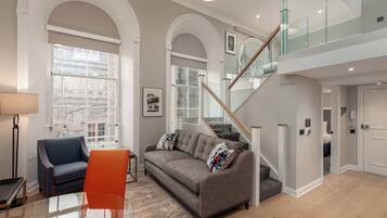 Deluxe Apartment, Castle View | Area keluarga | Smart TV 53-inci dengan saluran TV digital