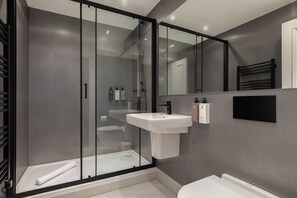 Deluxe Apartment, Castle View | Bathroom | Shower, free toiletries, hair dryer, towels - Destiny Scotland George IV Apartments (Edinburgh)