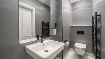 Studio Deluks | Kamar mandi | Shower, perlengkapan mandi gratis, pengering rambut, dan handuk