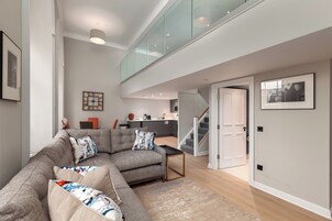 Deluxe Apartment | In-room safe, laptop workspace, iron/ironing board