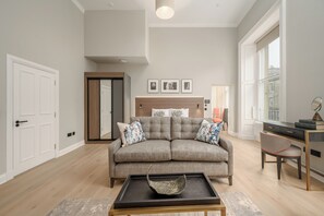 Studio Deluks | Brankas, ruang kerja ramah laptop, dan setrika/meja setrika