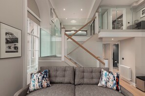 Deluxe Apartment, Castle View | Aire de séjour | Téléviseur connecté de 53 po avec télévision numérique