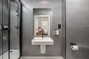 Deluxe Studio | Bathroom