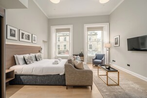 Deluxe Studio | In-room safe, laptop workspace, iron/ironing board