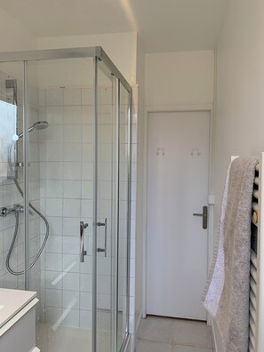 Ducha, secador de pelo, toallas