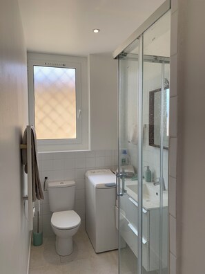 Dusche, Haartrockner, Handtücher