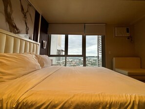1 bedroom - Serenity Staycation Studio (Iloilo)