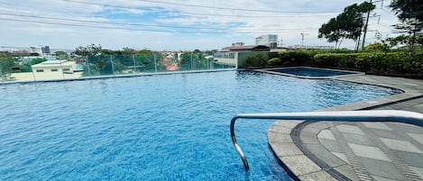Una piscina al aire libre