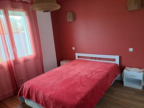 3 bedrooms, desk, iron/ironing board, free WiFi