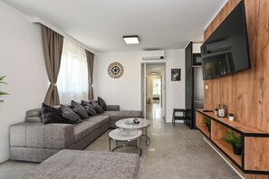 Apartamento Deluxe, 3 habitaciones, piscina privada, vistas a la piscina | Zona de estar | Televisión de 32 pulgadas con canales digitales