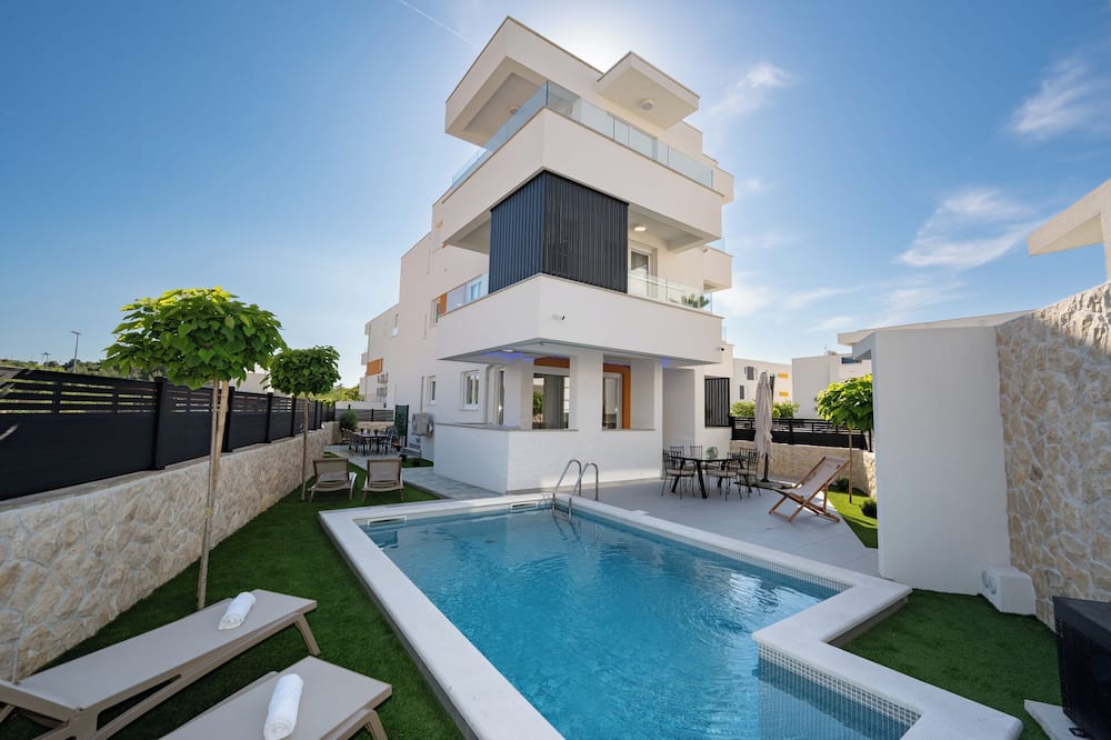 Nova Luxury Residence apartment with private heated pool