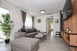 Apartamento Deluxe, 3 habitaciones, piscina privada, vistas a la piscina | Zona de estar | Televisión de 32 pulgadas con canales digitales