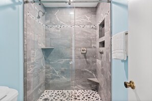 Dusche, Haartrockner, Handtücher