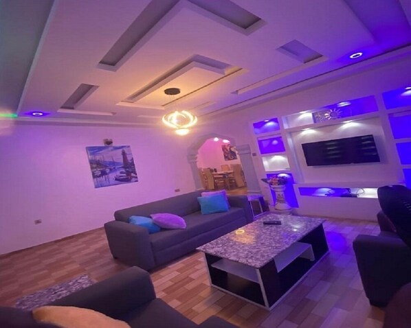 Raised toilet seat - Princess and Danny Apartments (Lagos)