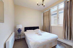 2 bedrooms, iron/ironing board, free WiFi, bed sheets - Inviting 2BR Flat | Near Museums & Hyde Park (London)