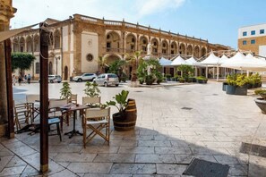 House, 1 Bedroom, Pool View | Outdoor dining