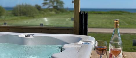 Comfort Apartment, Private Bathroom, Ocean View | Private spa tub