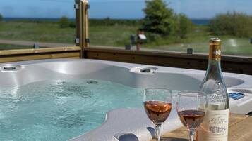 Comfort Apartment, Private Bathroom, Ocean View | Private spa tub