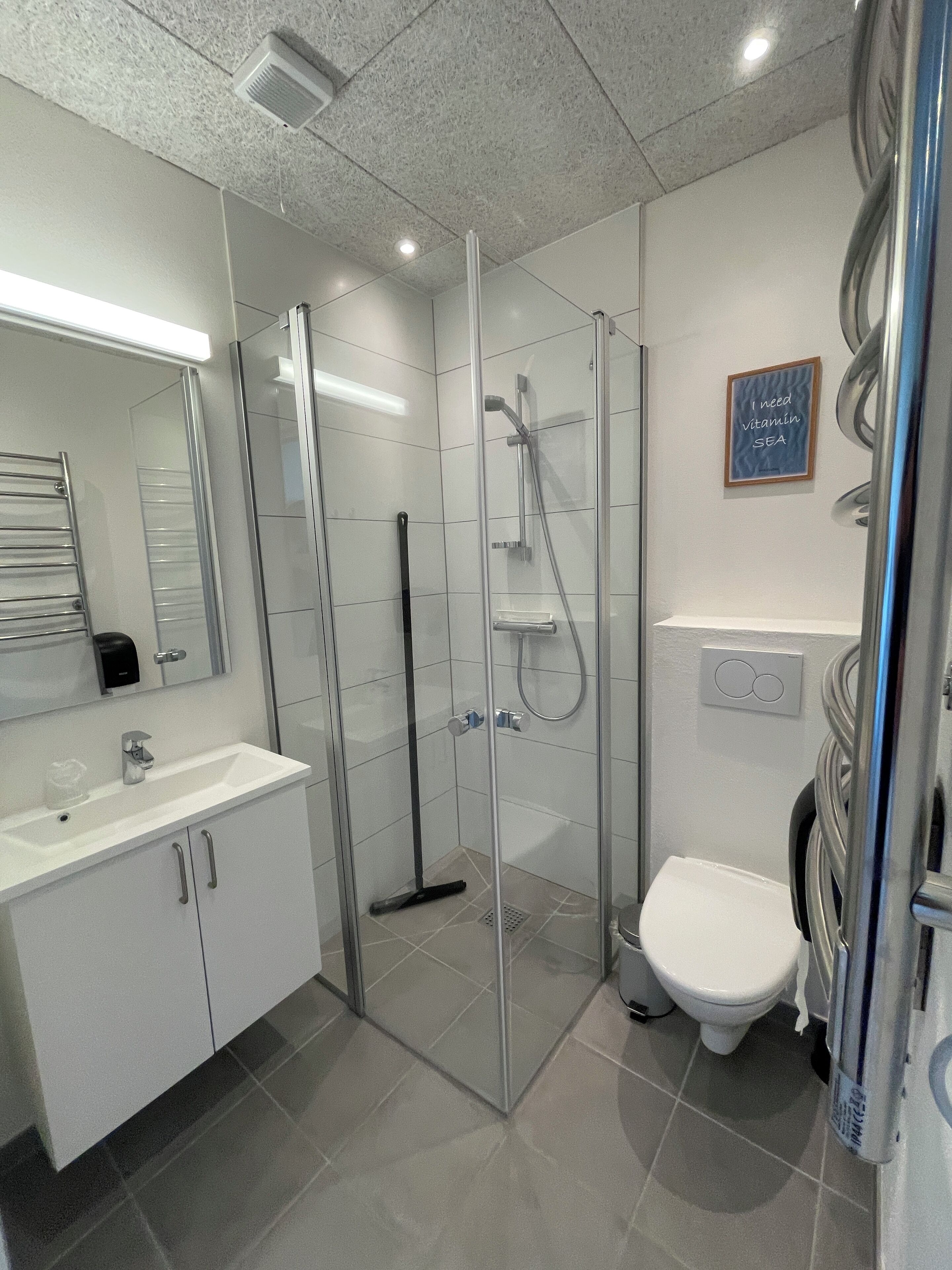 Comfort-huoneisto, oma kylpyhuone, valtamerinäköala | Kylpyhuone | Hiustenkuivaaja, pyyhkeet, saippua, vessapaperi