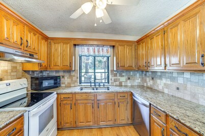 Winnsboro Lake Retreat: On-site Swimming & Fishing