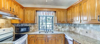 Winnsboro Lake Retreat: On-site Swimming & Fishing