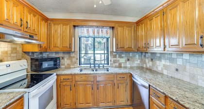 Winnsboro Lake Retreat: On-site Swimming & Fishing