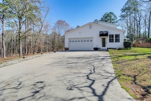 Interior - Near Lake Murray: Family Getaway w/ Screened Porch (Chapin)