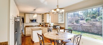 Near Lake Murray: Family Getaway w/ Screened Porch