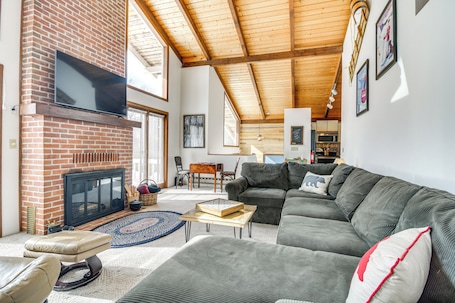 Casa (3 Bedrooms) | Interior. Ski, Game & Grill: Family Retreat in Glen