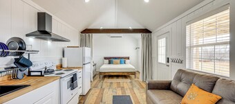 Hike, Hunt & Fish: Pet-friendly Studio in Dilley!
