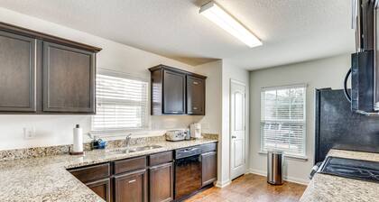 13 Mi to Lackland Afb: San Antonio Home!