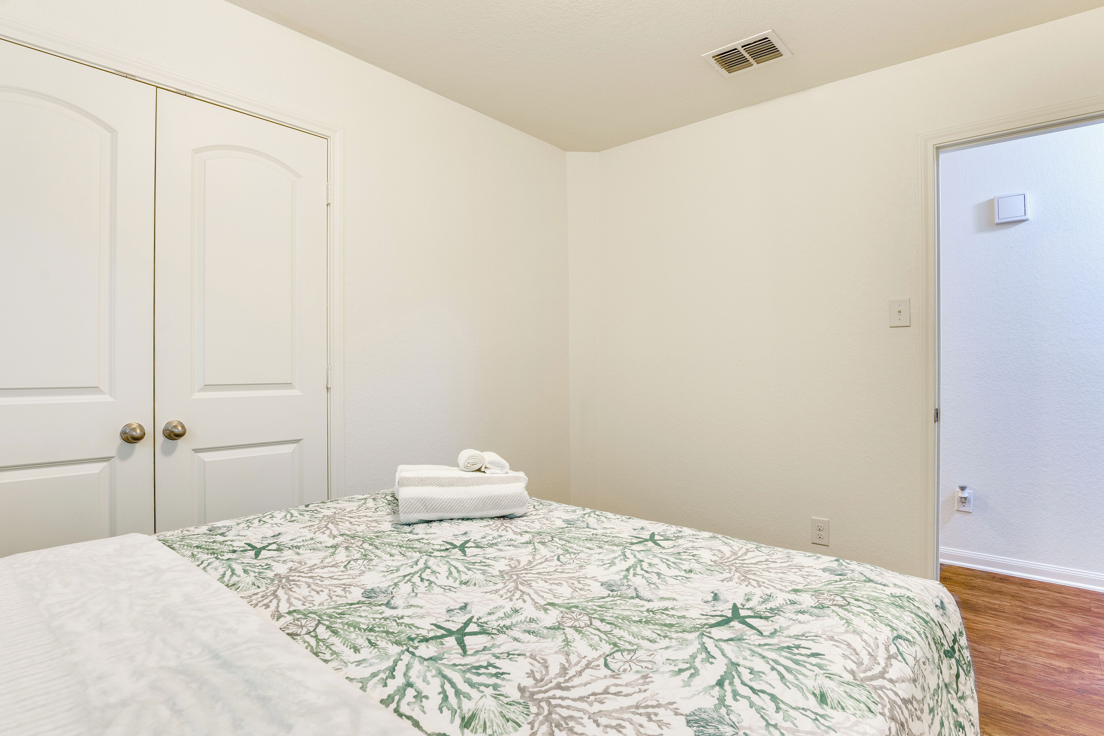Un dormitorio con cama, armario y puerta.