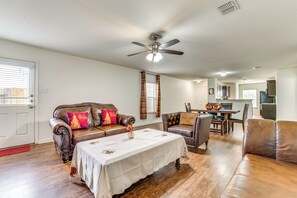 A spacious living room with a ceiling fan, a dining area with a table and chairs, and a kitchen in the background. - 13 Mi to Lackland Afb: San Antonio Home! (San Antonio)