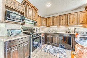 House (3 Bedrooms) | Interior - 1 Mi to Alto Lake: Mtn-view Home w/ Large Yard! (Alto)