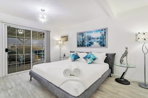 6 Mi to Joshua Tree: Home w/ Outdoor Oasis & View!