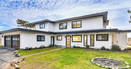 3-acre Oceanfront Home: Game Room & Fire Pit!