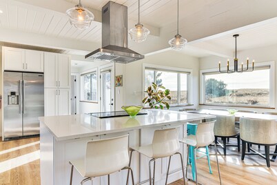 3-acre Oceanfront Home: Game Room & Fire Pit!