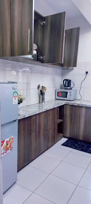 Geladeira, micro-ondas, talheres/pratos/utensílios de cozinha