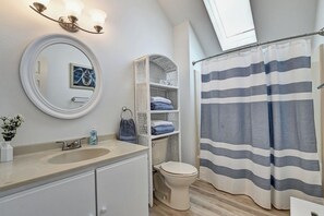 Bathroom - Charming 3 Bedroom Cottage in Bahama Beach Cottages! Dog Friendly, WIFI, Beach Town! (Bethany Beach)