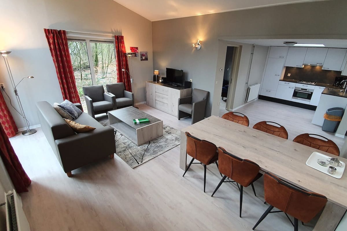 Un appartement moderne comprenant un salon, un coin repas et une cuisine.
