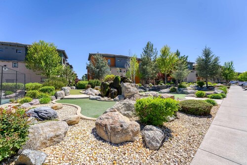New Luxurious 1BR Apartment Heated Pool Spa Sauna