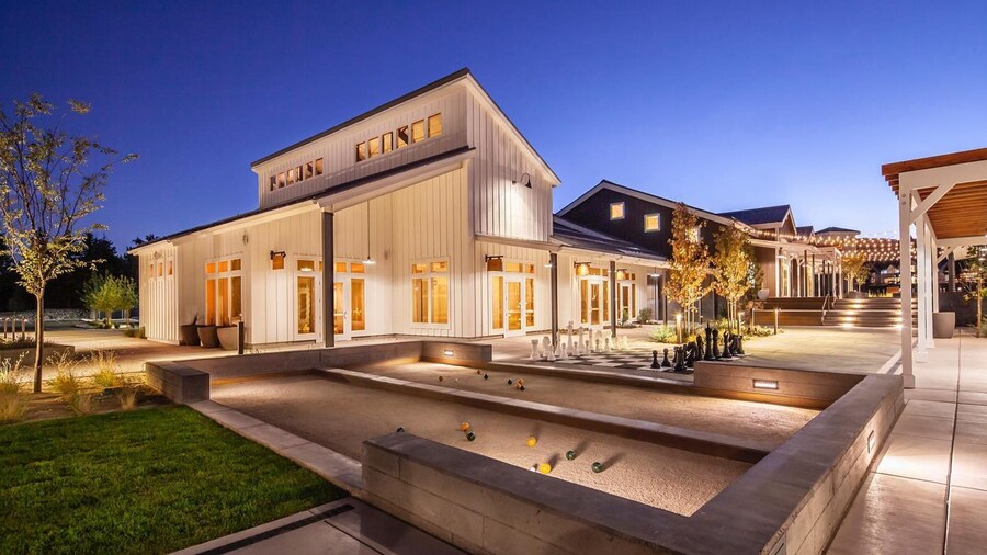 New Luxurious 1BR Apartment Heated Pool Spa Sauna