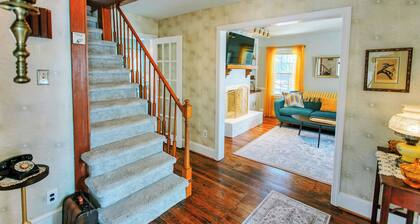 Newly Renovated Mid-Century Home. Walk to Downtown Fuquay. Close to Raleigh.