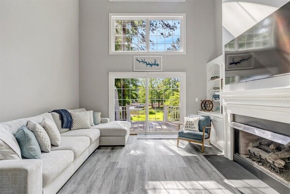 TV - Tide & Timber | Community Swiming Pool | Pet-Friendly (Fee) (Littleton)