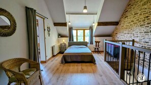 2 slaapkamers, een bureau, een strijkplank/strijkijzer, gratis wifi