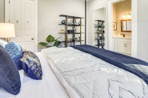 5 slaapkamers, een bureau, een strijkplank/strijkijzer, reisbedje