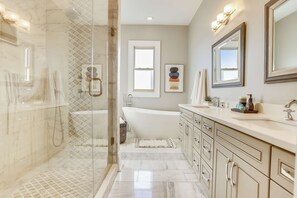 Suihku, hiustenkuivaaja, pyyhkeet, saippua