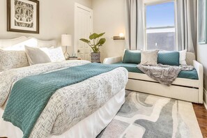 5 makuuhuonetta, työpöytä, silitysrauta/-lauta, vauvan matkasänky