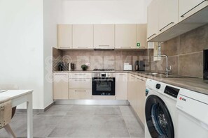 Frigorifero, microonde, forno, piano cottura